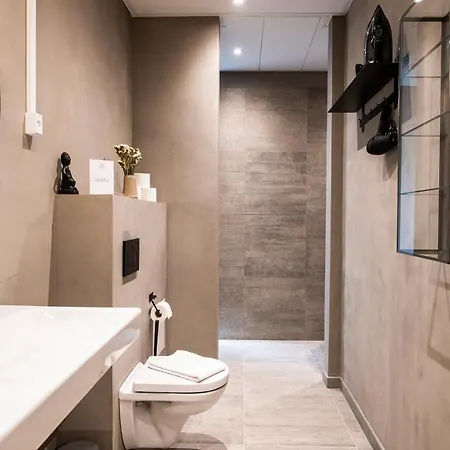 Redecorated Luxury Home In Center *