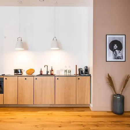 Redecorated Luxury Home In Center *
