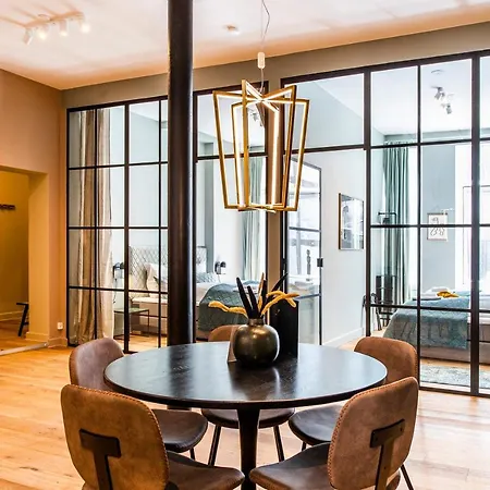 Redecorated Luxury Home In Center *