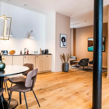 Redecorated Luxury Home In Center *